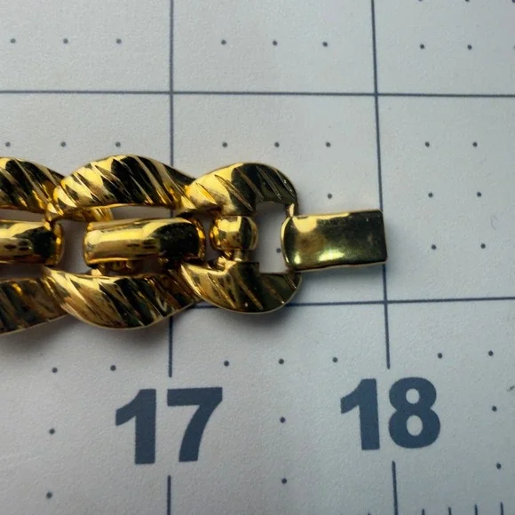 Monet Vintage Gold Tone Chunky Ribbed Link Statement Choker Necklace Retro 80s - Picture 9 of 9